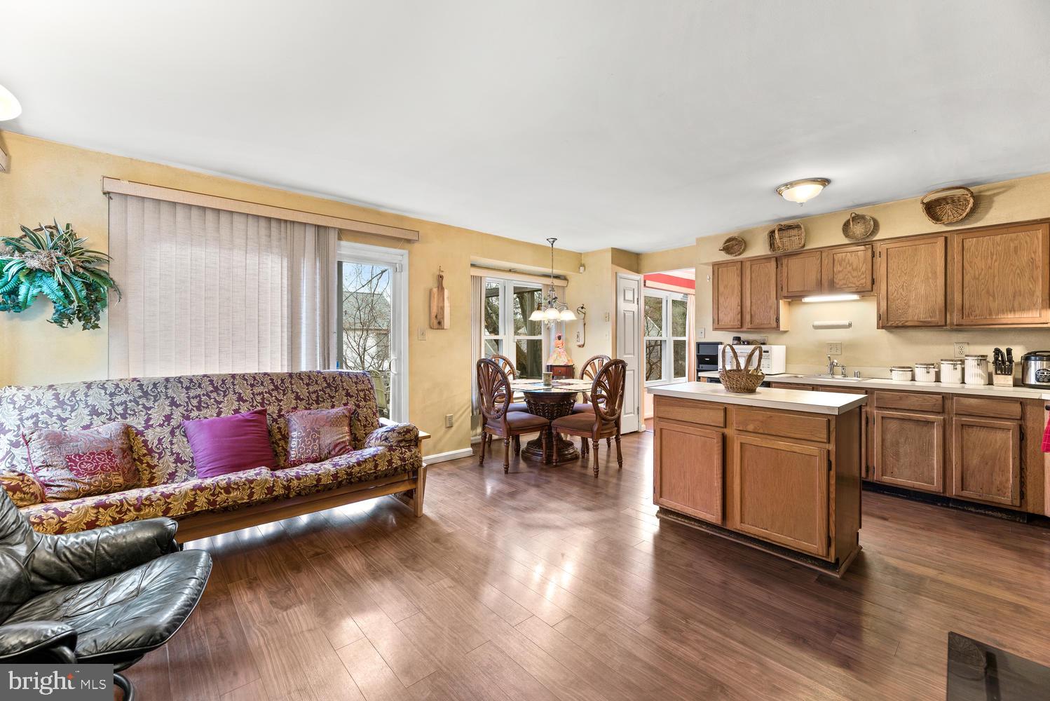 WILLIAMSBURG VILLAGE - Residential