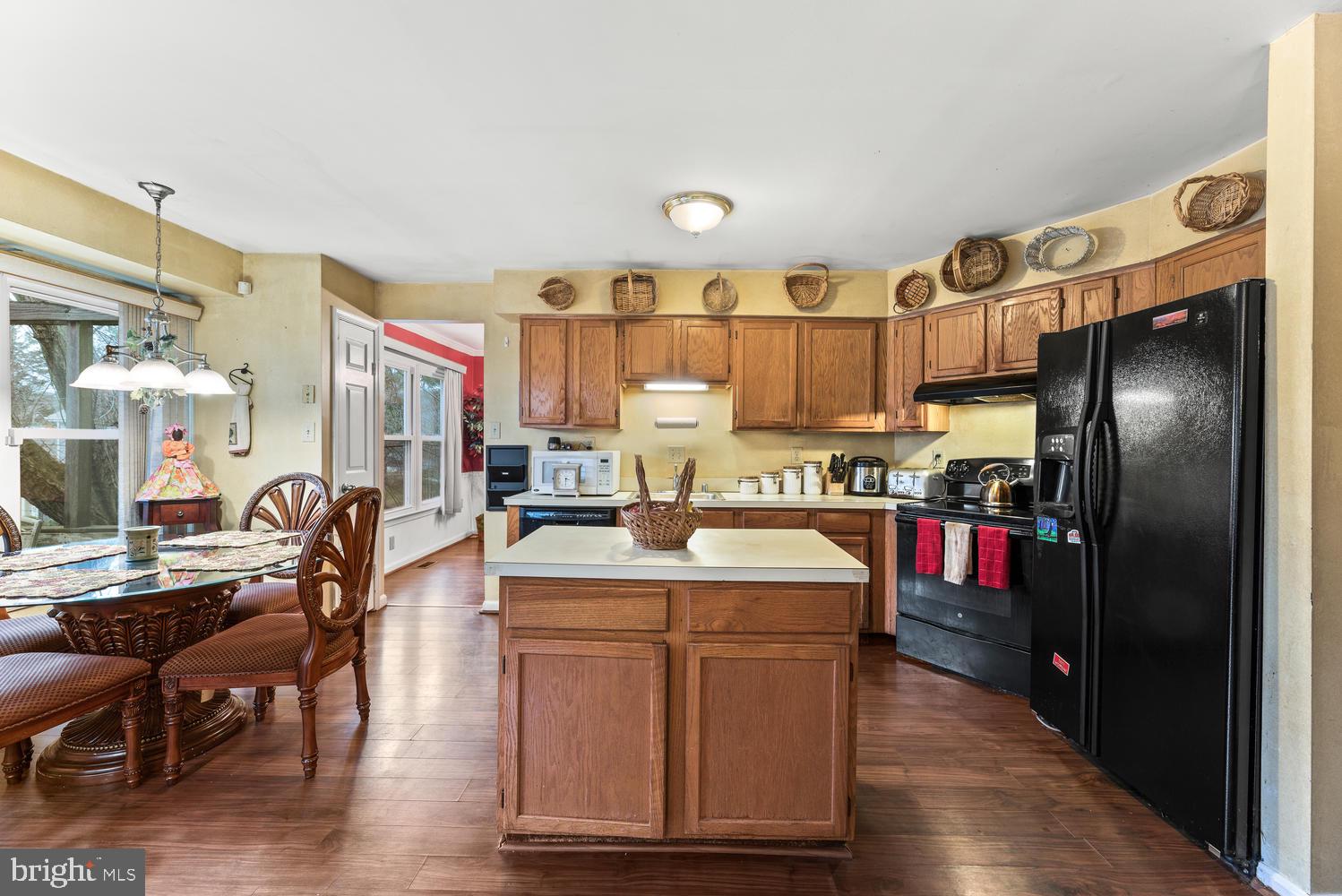 WILLIAMSBURG VILLAGE - Residential