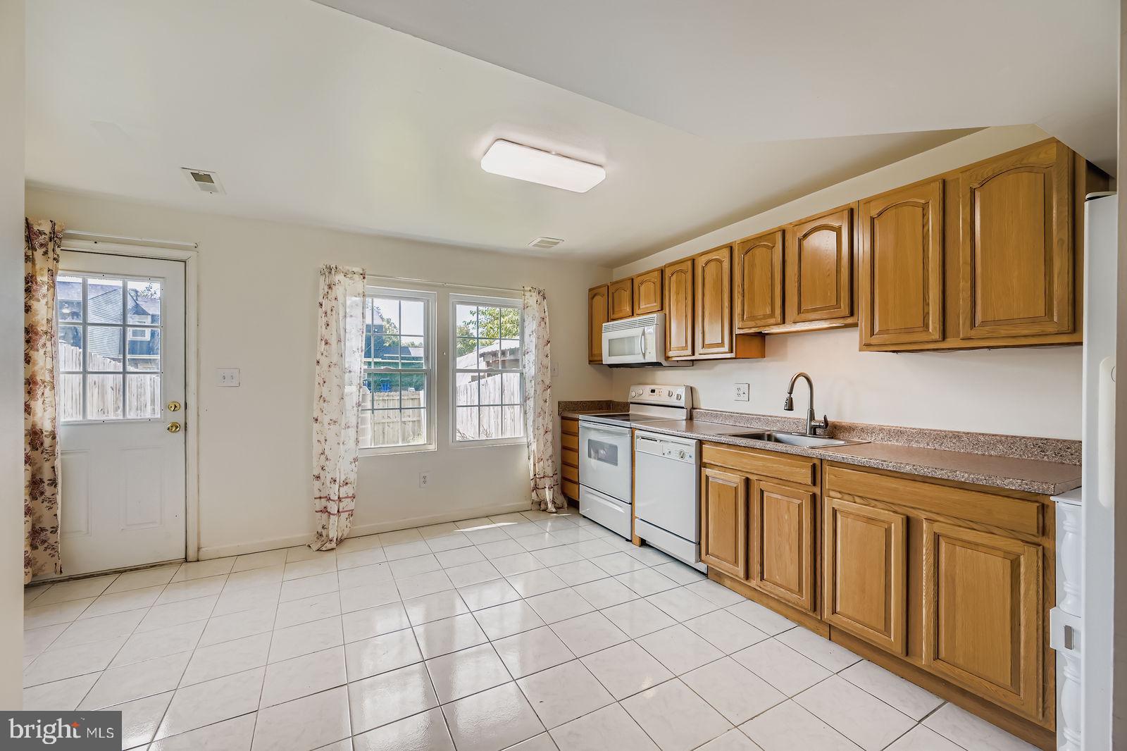 1811 ARWELL COURT