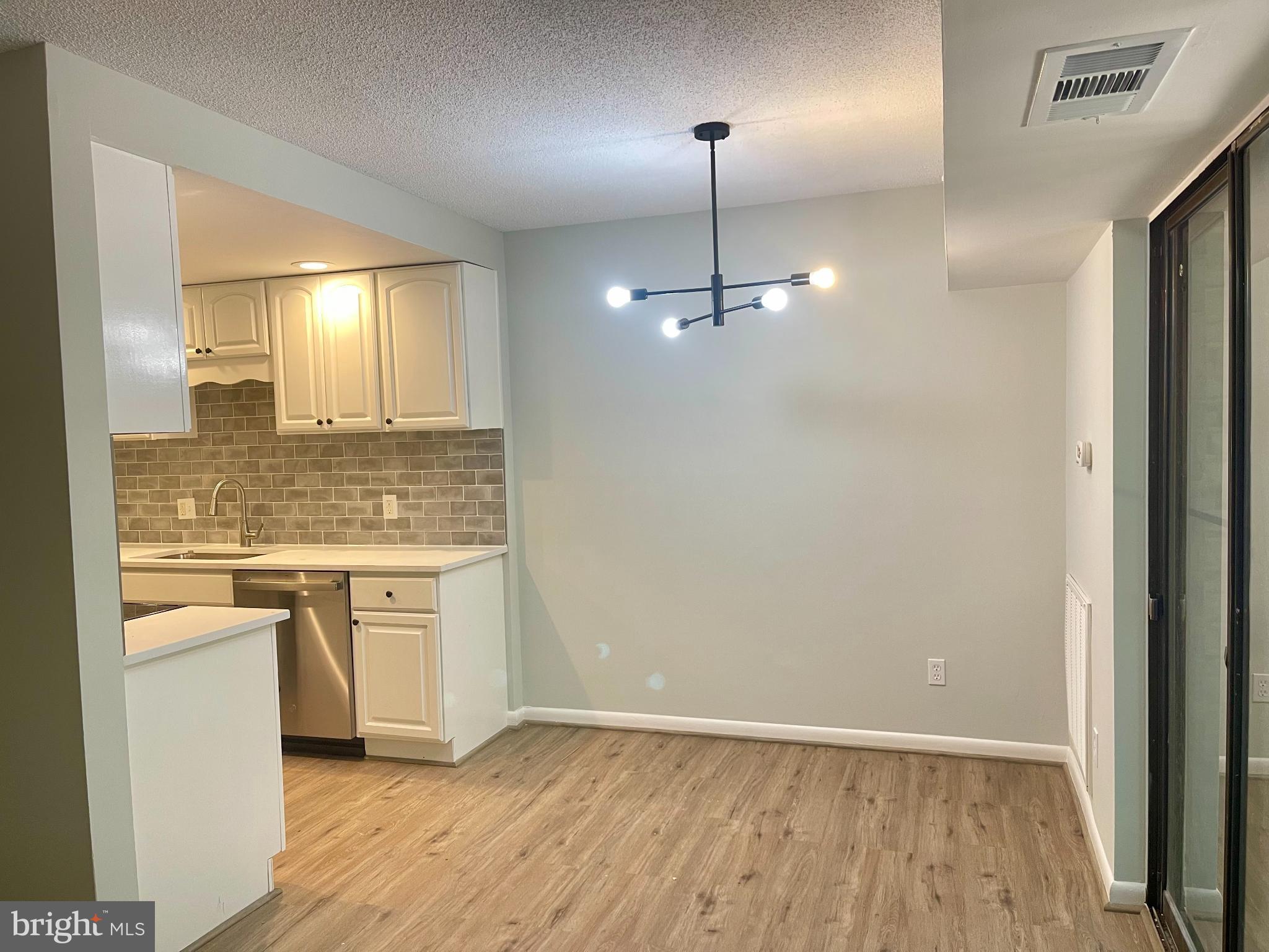 2233 CASTLE ROCK SQ 2B