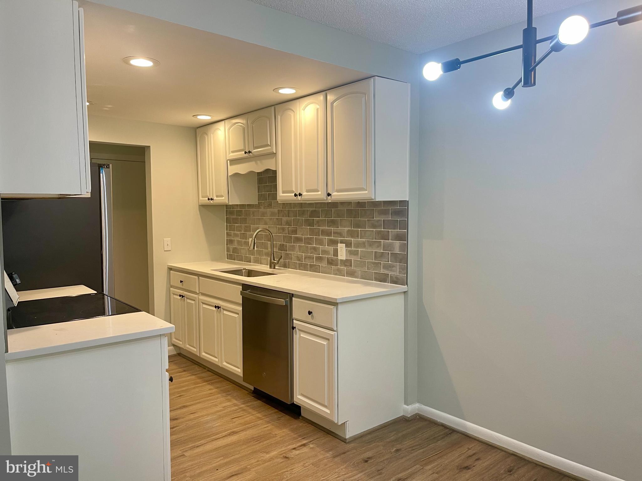 2233 CASTLE ROCK SQ 2B