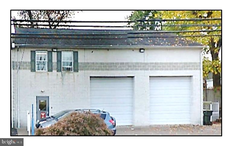 Suite B – 2,600 +/- SF First Floor Warehouse (1,950) with Mezzanine Office (700)
$16.00 Per Square Foot / $3,466.00 Per Month Plus Utilities & Janitorial
