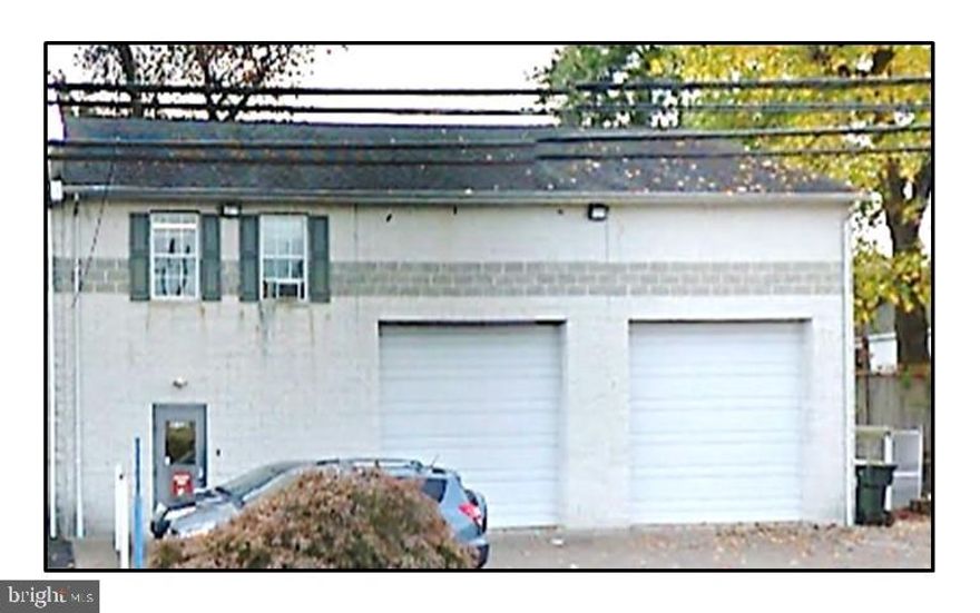 Suite B – 2,600 +/- SF First Floor Warehouse (1,950) with Mezzanine Office (700)
$16.00 Per Square Foot / $3,466.00 Per Month Plus Utilities & Janitorial

