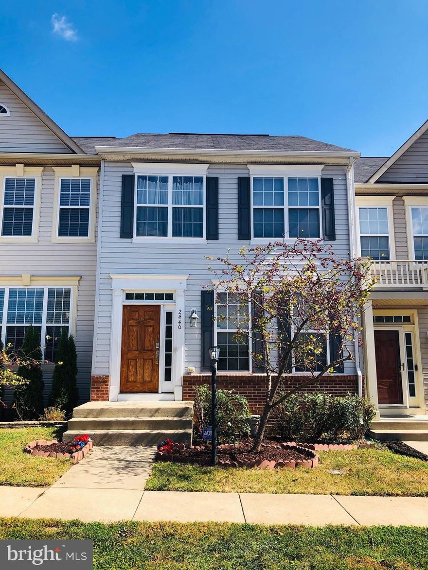 Gorgeous townhome with views of the Potomac River. Gourmet kitchen with granite countertops, stainless steel appliances, and hardwood floors. Lovely two-sided fireplace.  Finished walk-out lower level recreation room, den and full bath! Stunning master suite with tall ceiling and luxury bathroom.