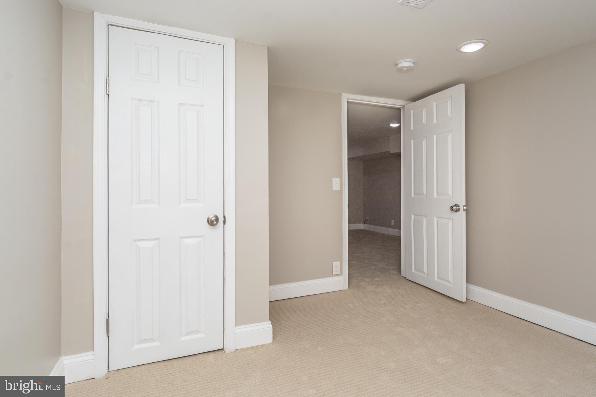 HOLLINS MARKET - Residential