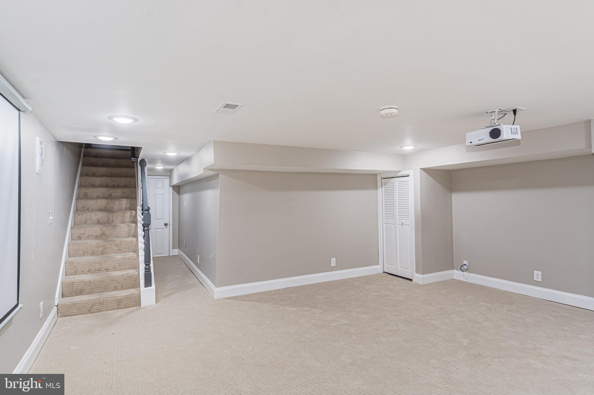 HOLLINS MARKET - Residential