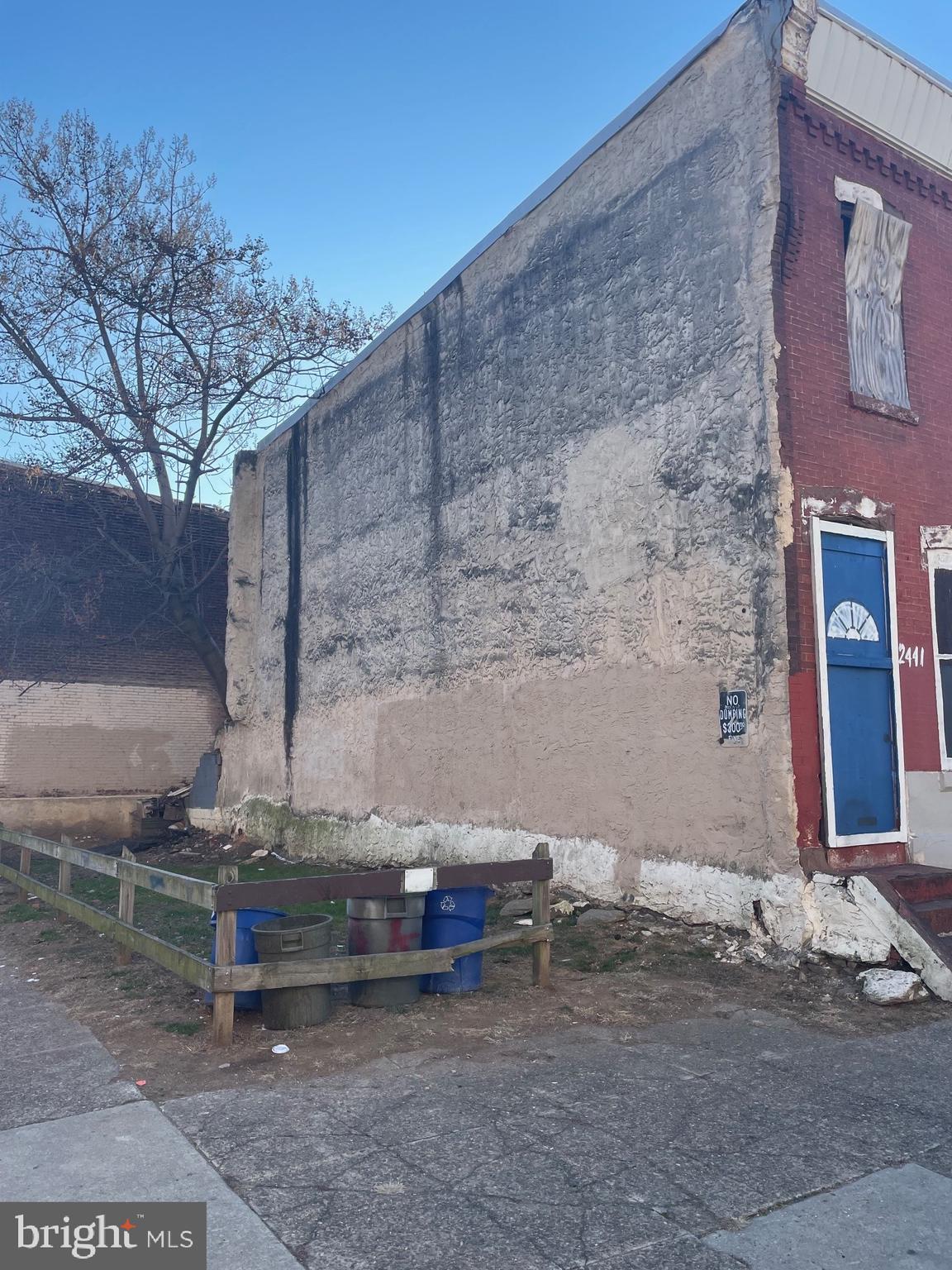 Main image without alt text