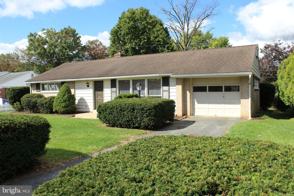 Photo of 2713 Kimberly Road, Lancaster, PA 17603 (MLS # PALA2042496)