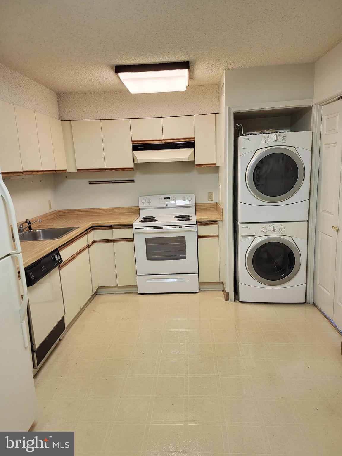 LAKESIDE PLAZA - Residential