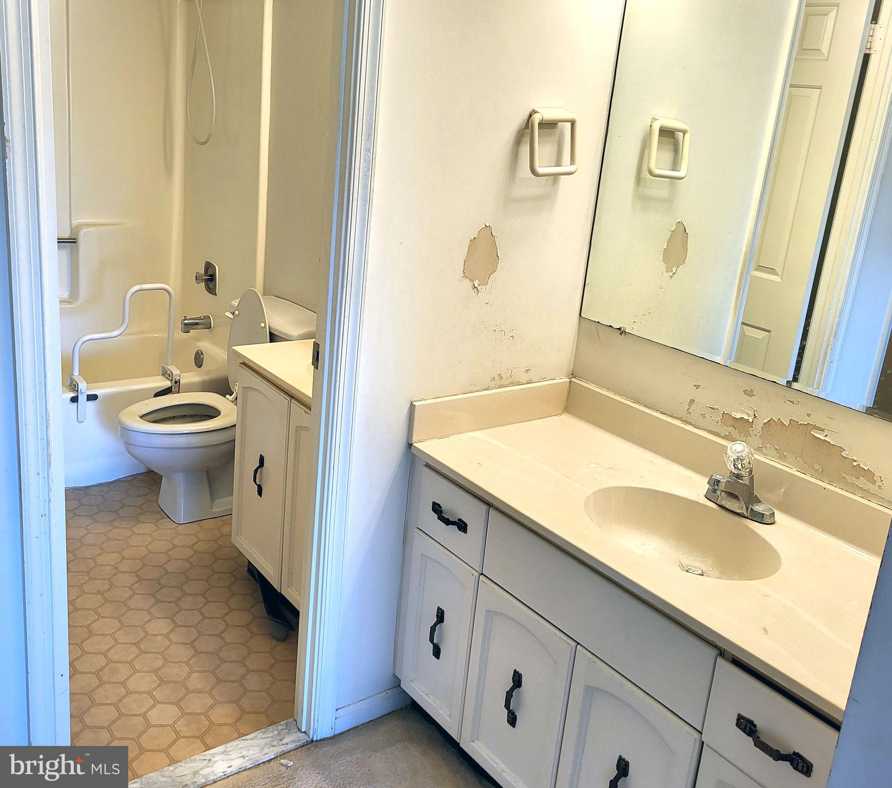 LAKESIDE PLAZA - Residential