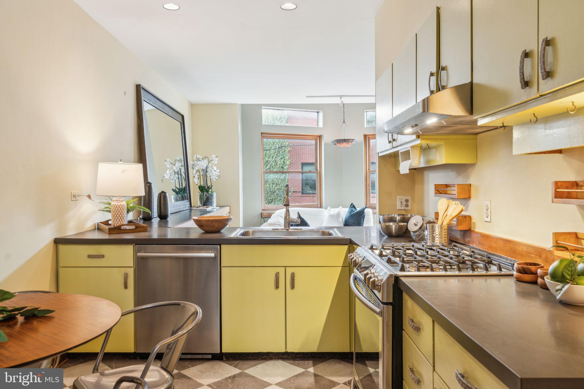 QUEEN VILLAGE - Residential