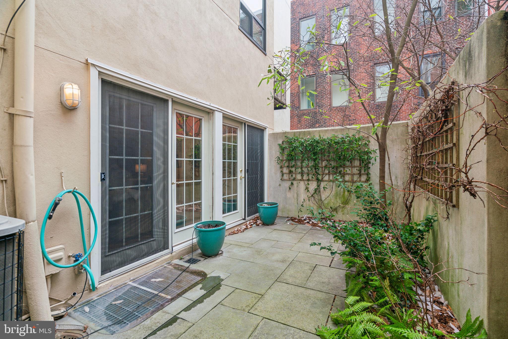 QUEEN VILLAGE - Residential