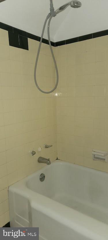 CASTOR GARDENS - Residential Lease