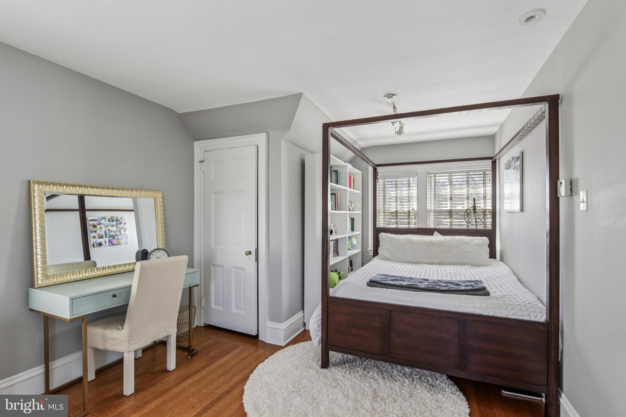 DELAVUE MANOR - Residential