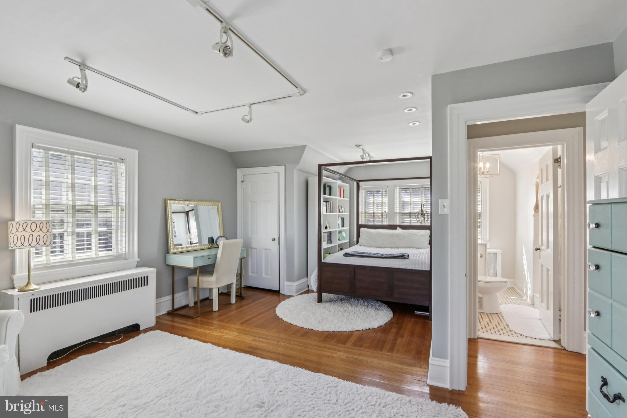 DELAVUE MANOR - Residential