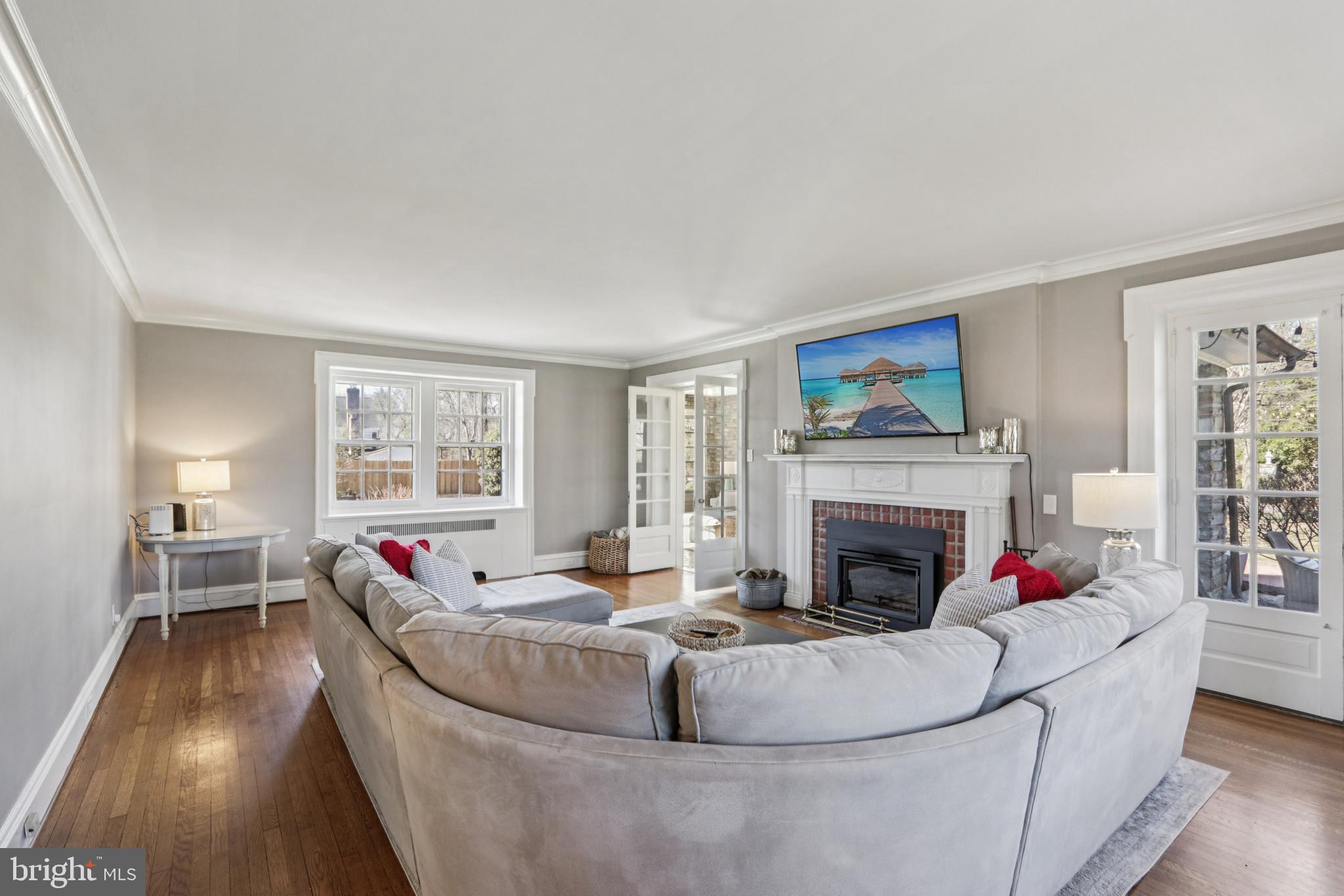 DELAVUE MANOR - Residential