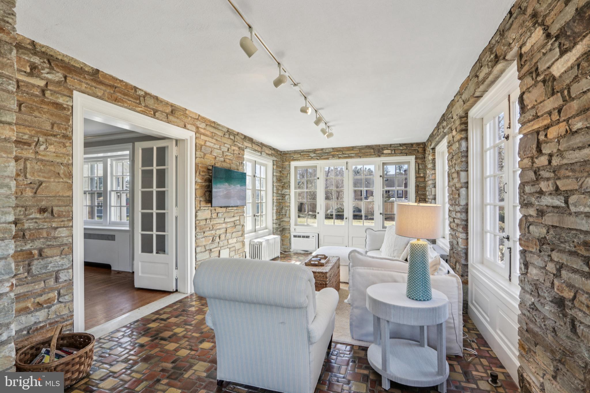 DELAVUE MANOR - Residential