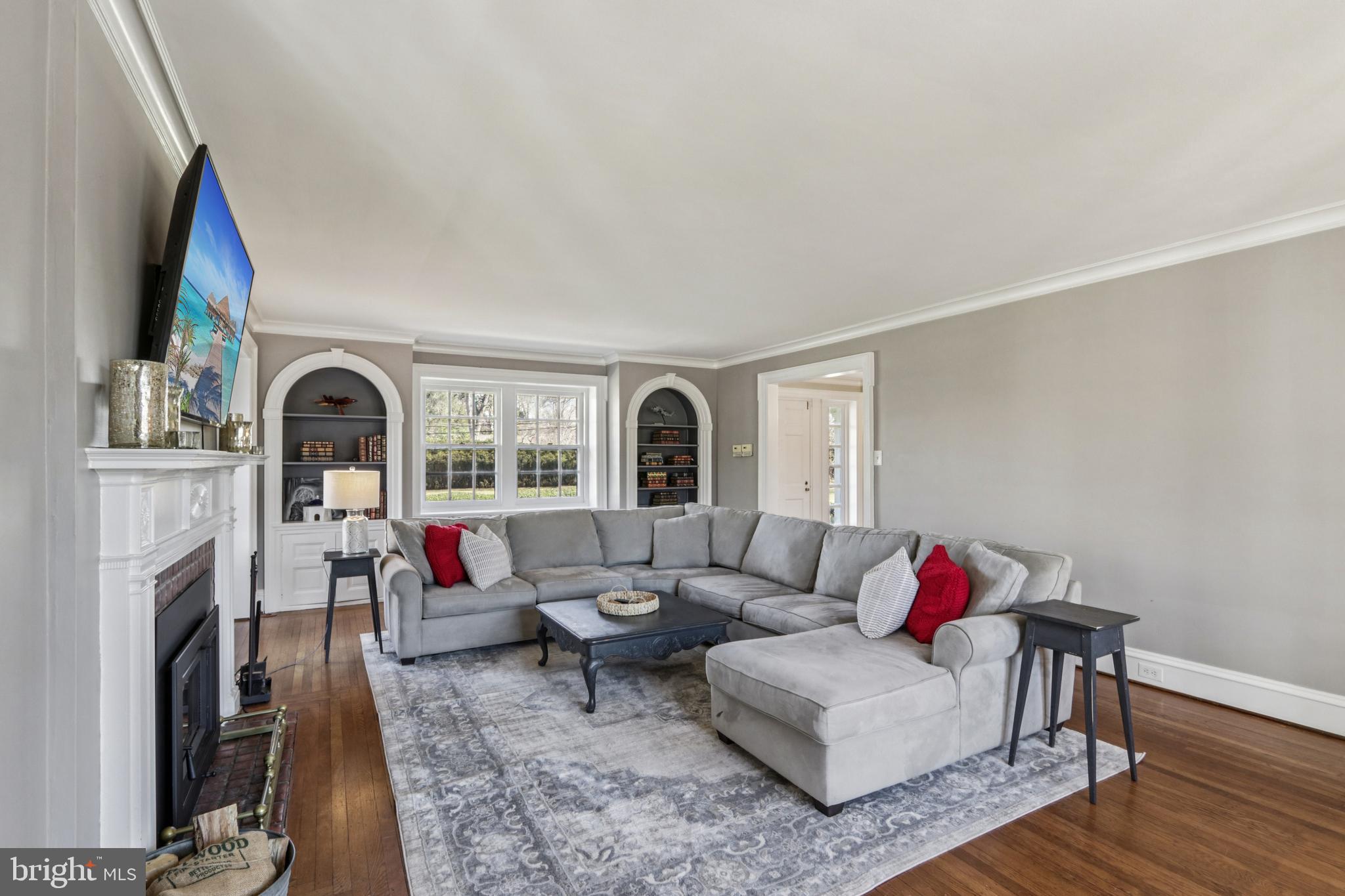 DELAVUE MANOR - Residential