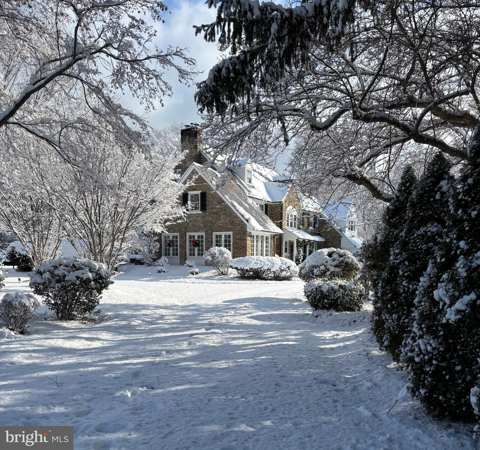 DELAVUE MANOR - Residential