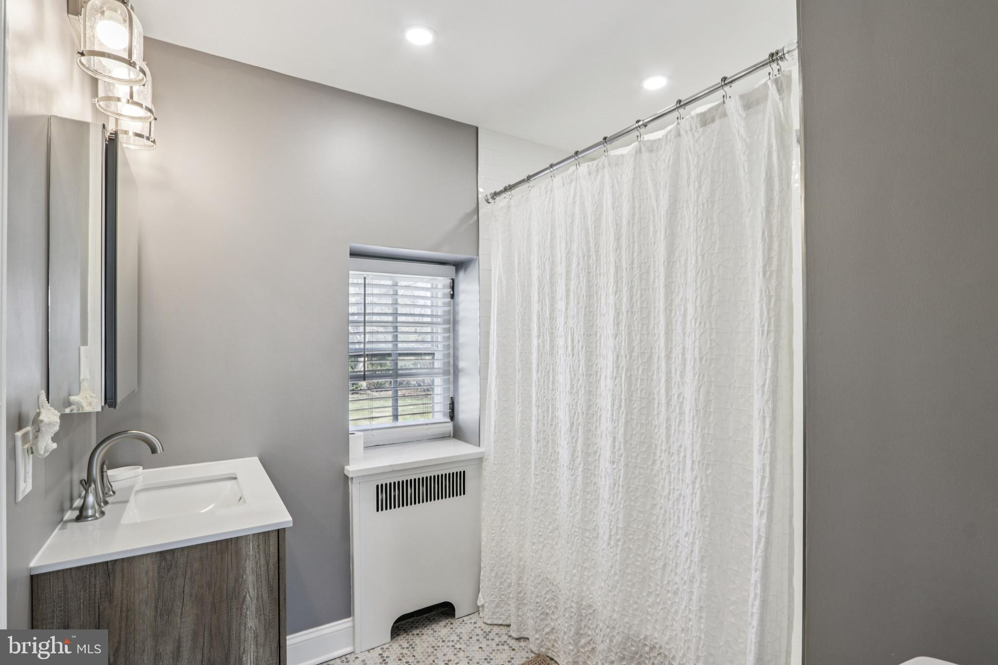 DELAVUE MANOR - Residential