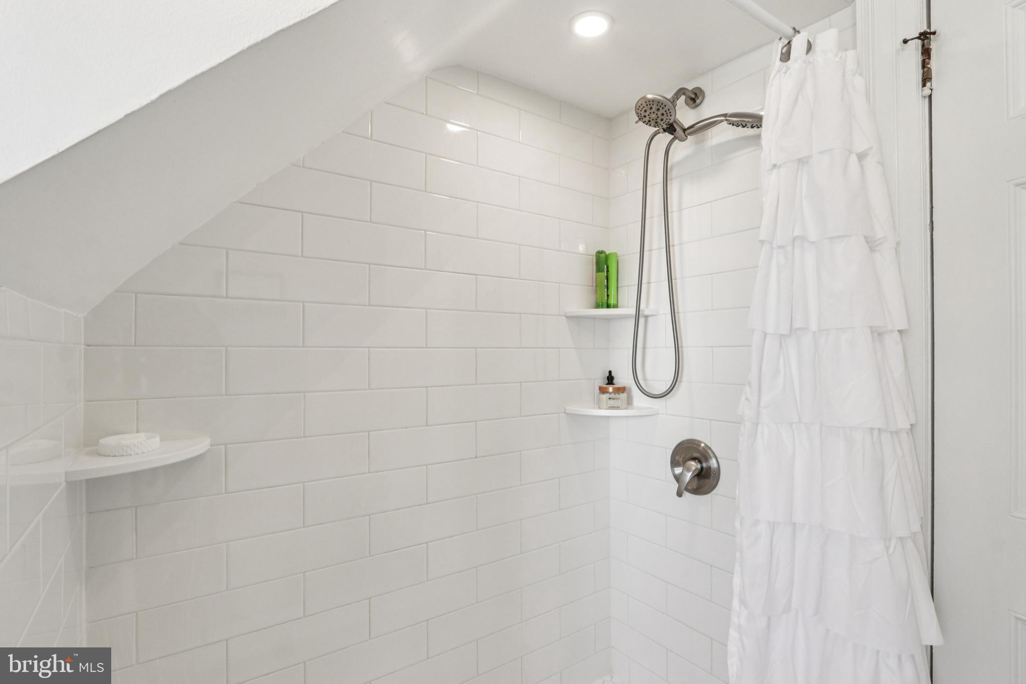 DELAVUE MANOR - Residential