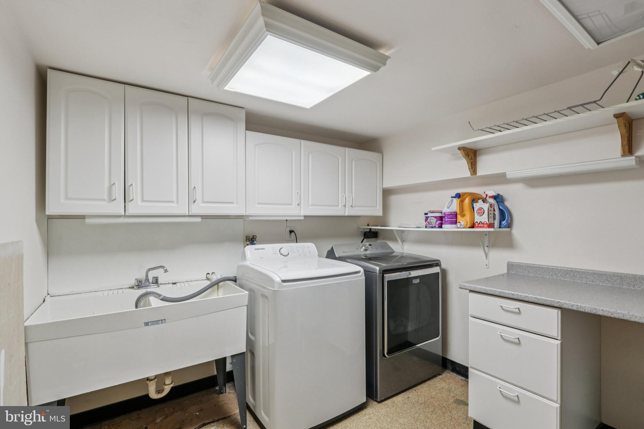 DELAVUE MANOR - Residential