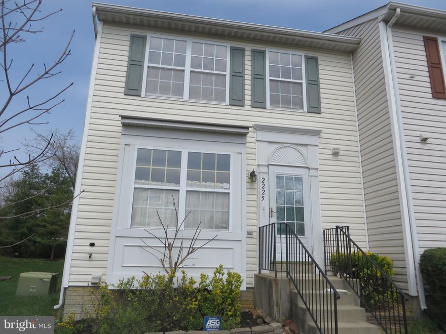 MULTIPLE OFFERS RECEIVED * HIGHEST & BEST DUE 7-19-18 by 5:00 PM **Last Chance for this End Townhouse ** Ready for updating **** Employees and family members residing with employees of JPMorgan Chase Bank, N.A, its affiliates or subsidiaries are strictly prohibited from directly or indirectly purchasing any property owned by JPMorgan Chase Bank, N.A