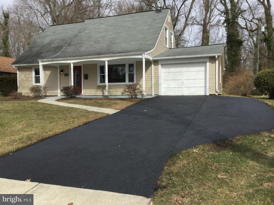 Rejuvenated 2016....New Siding, Garage Door, Wood Floors, New Bathrooms, Carpet, Ceramic Tile, Crown and Chair Rail, New Doors, and includes a 18 Month Warranty ***