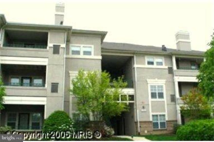 Bright and well maintained 2 BR, 1.5 BA condo in Reston Town Center, walking distance to all the shopping and restaurants in the town center, Hospital, Library, Police Station and commuter buses.  Half a mile from the Reston Metro. Available for moving in December 1st 2015.