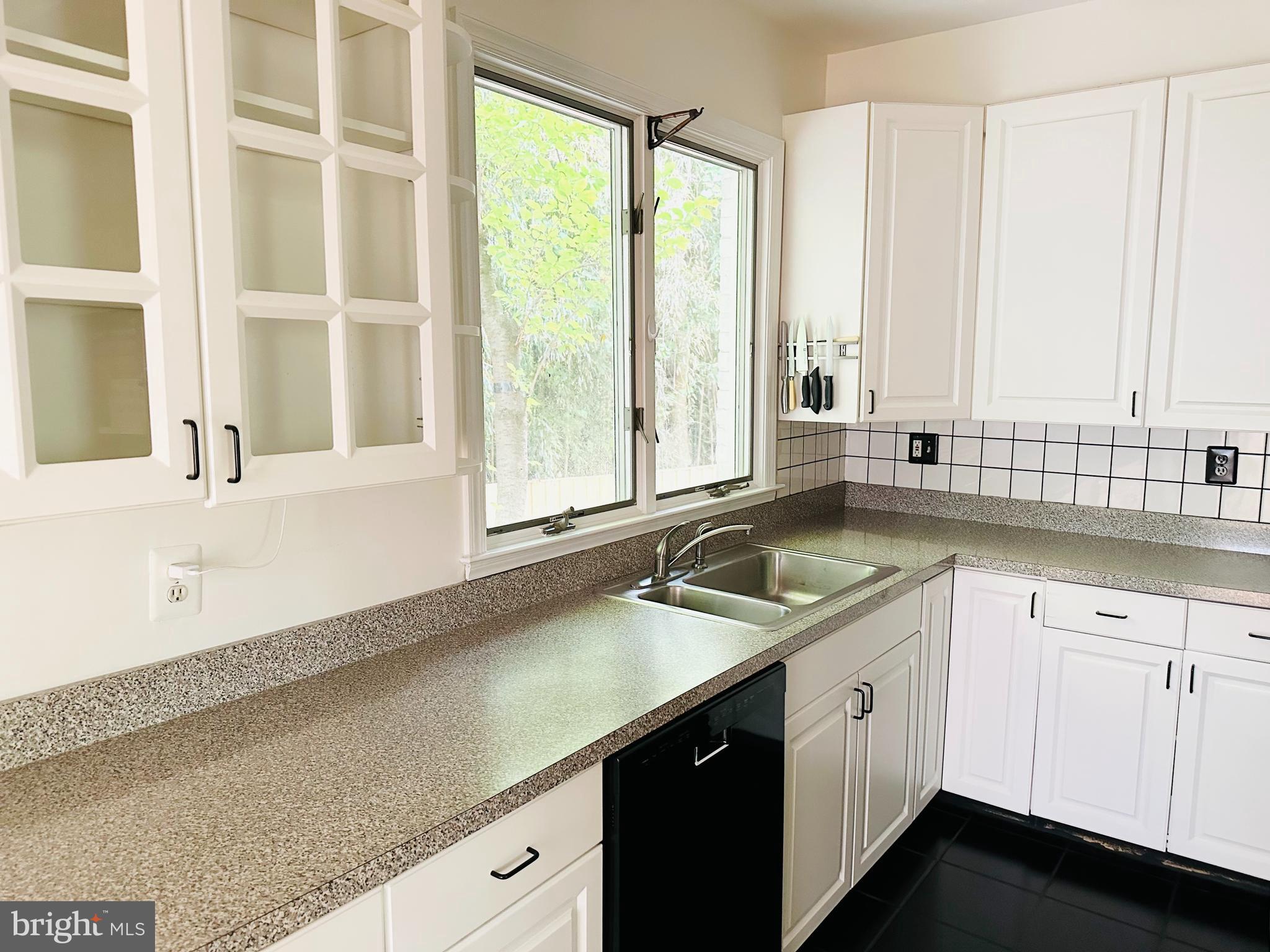 ENGLISH VILLAGE - Residential Lease