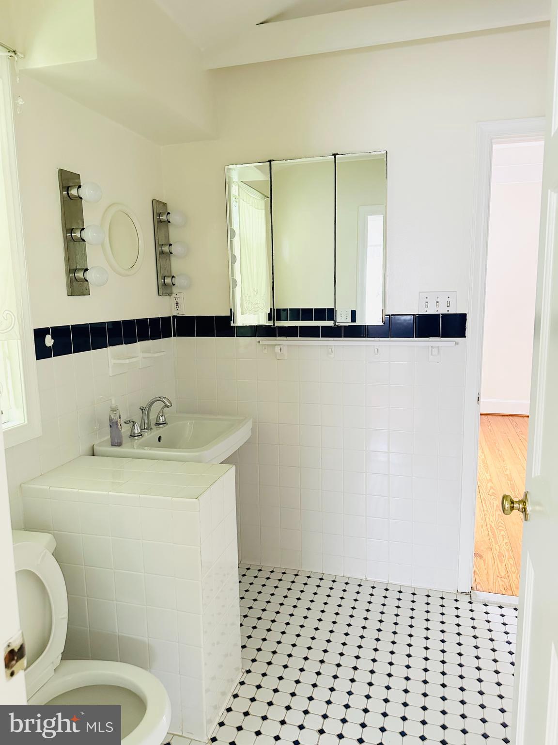 ENGLISH VILLAGE - Residential Lease