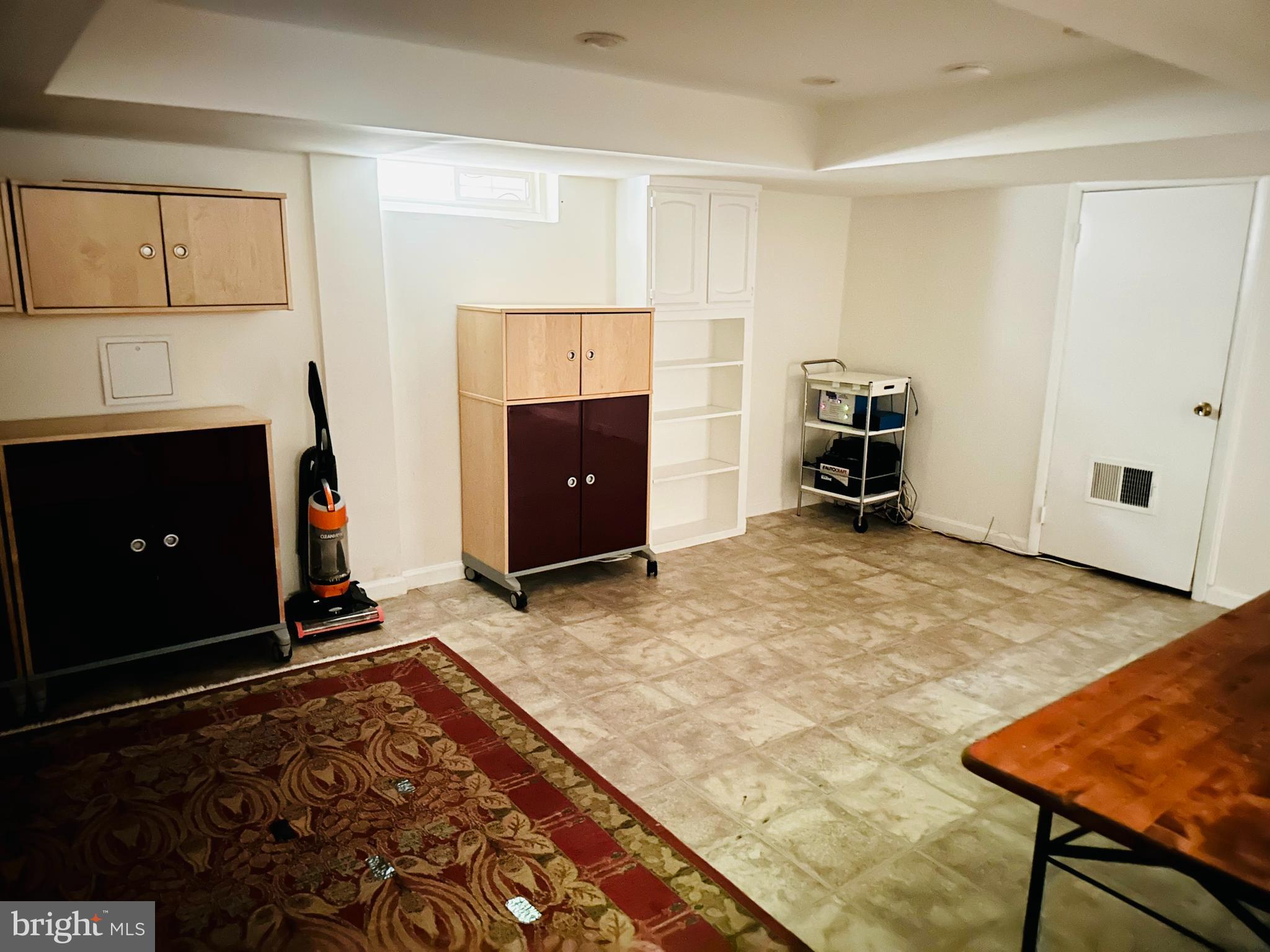 ENGLISH VILLAGE - Residential Lease