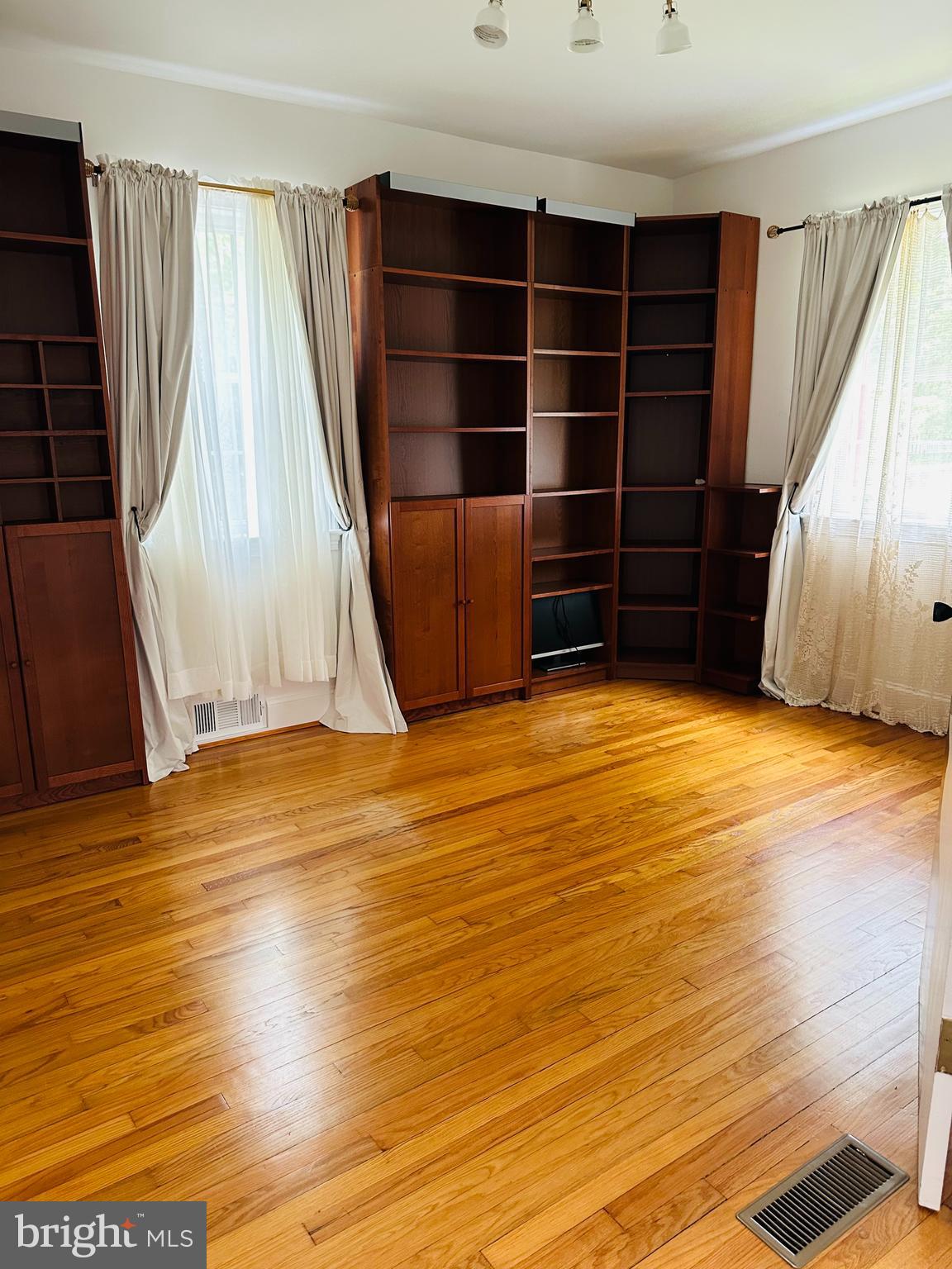 ENGLISH VILLAGE - Residential Lease