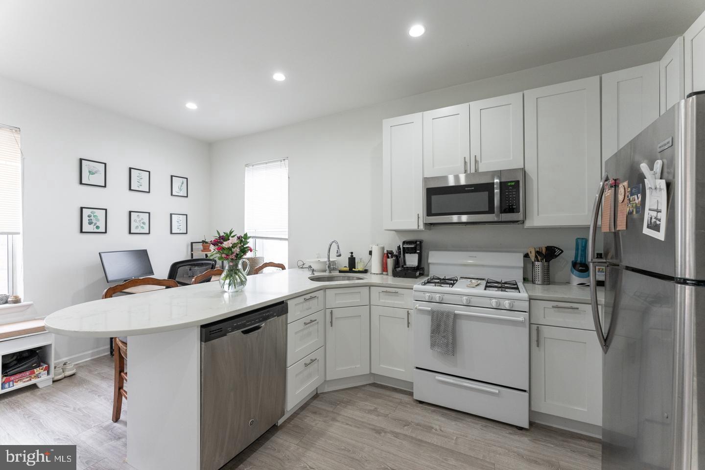 216 BAINBRIDGE STREET 2