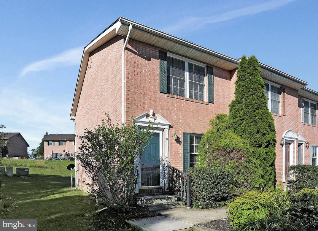 Very nice two-level end townhome for rent! All appliances stay, including washer & dryer. NO PETS. Ready for occupancy. Application fee is $55 per adult.