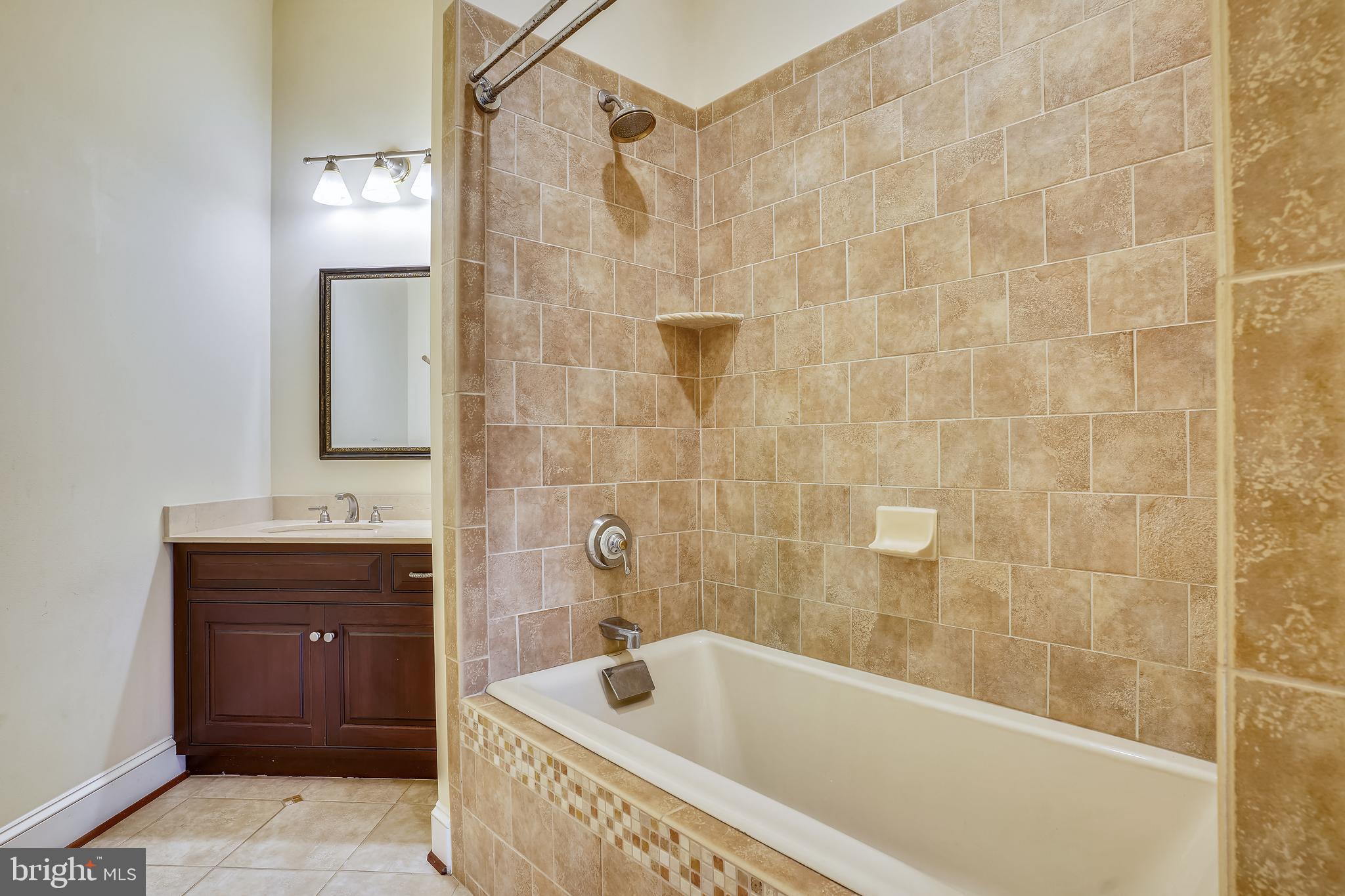 TWIN LAKES - Residential