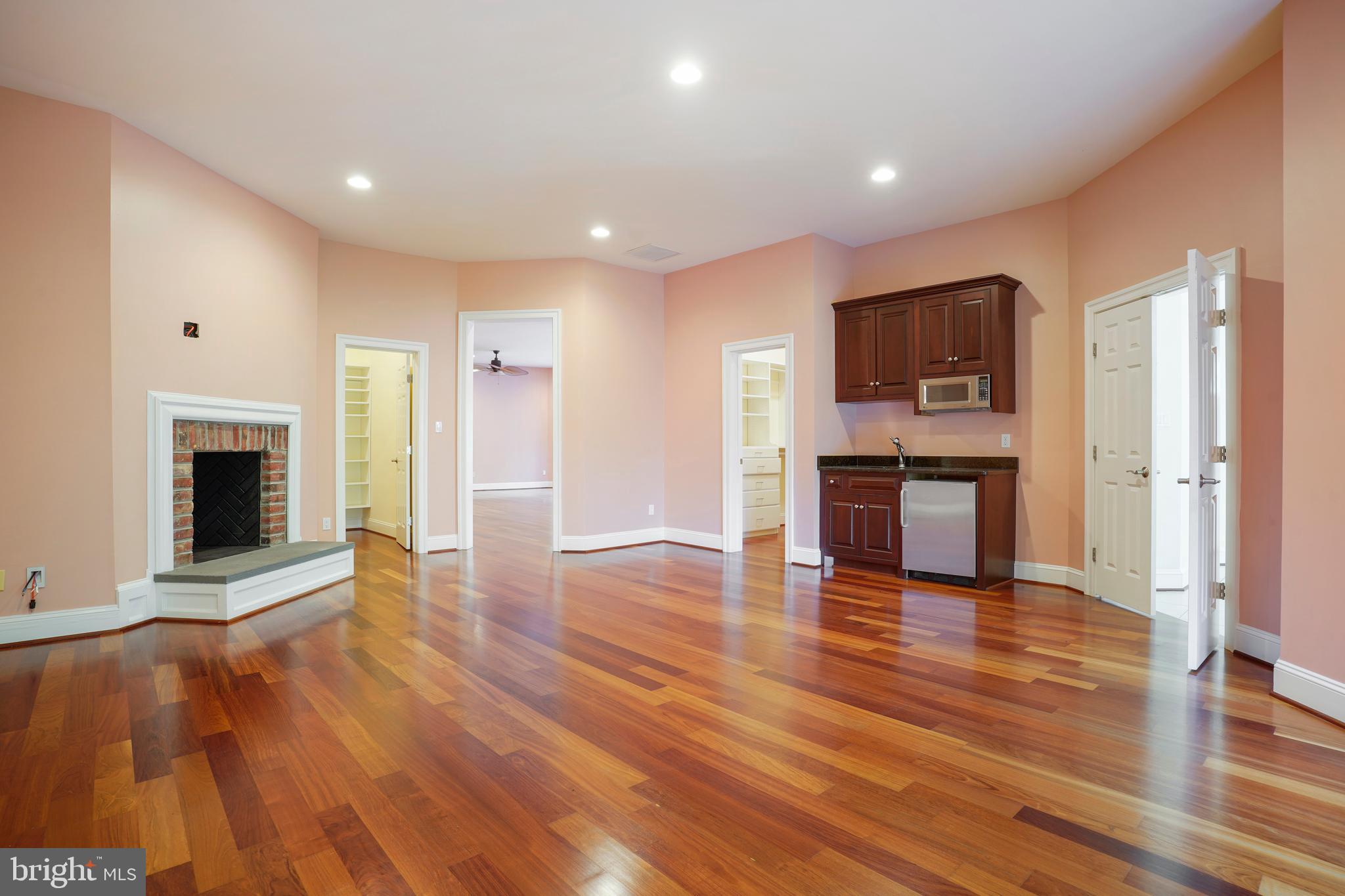 TWIN LAKES - Residential