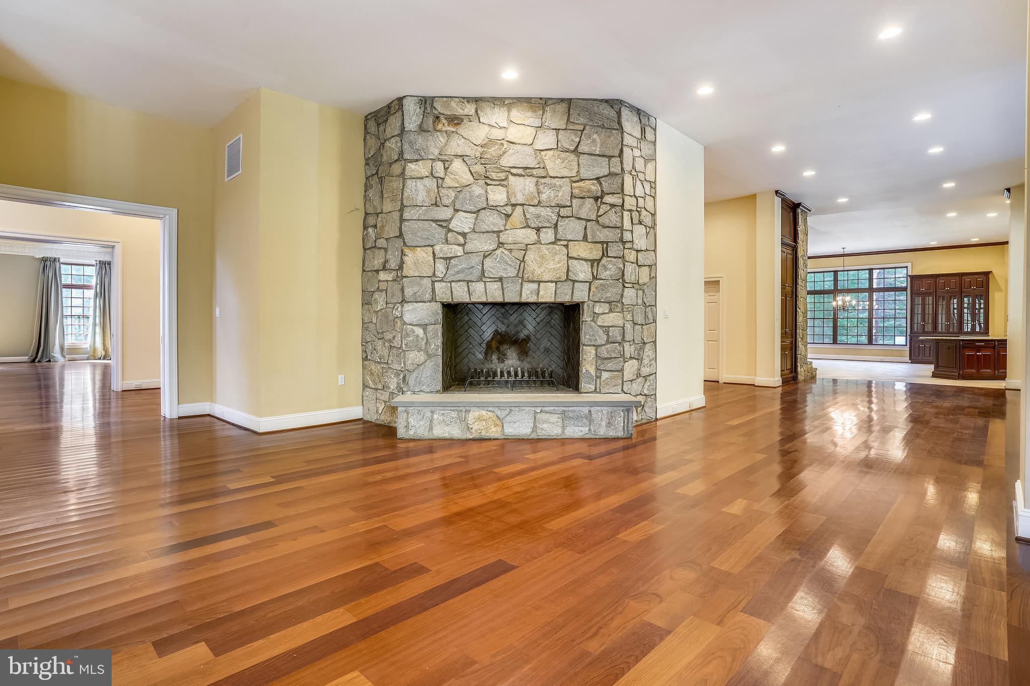 TWIN LAKES - Residential