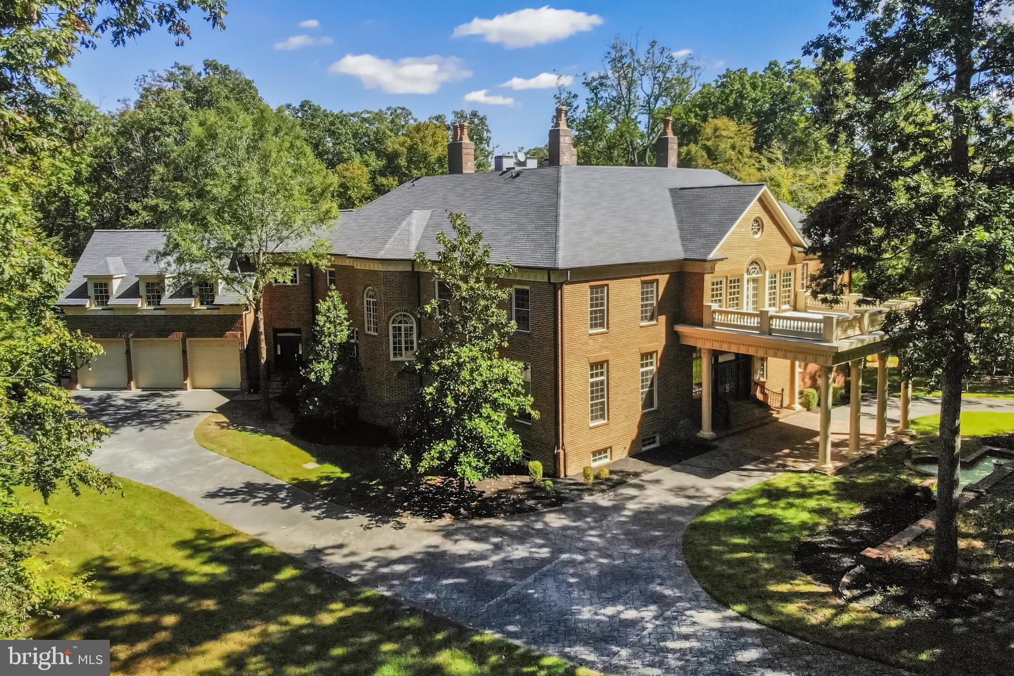 TWIN LAKES - Residential