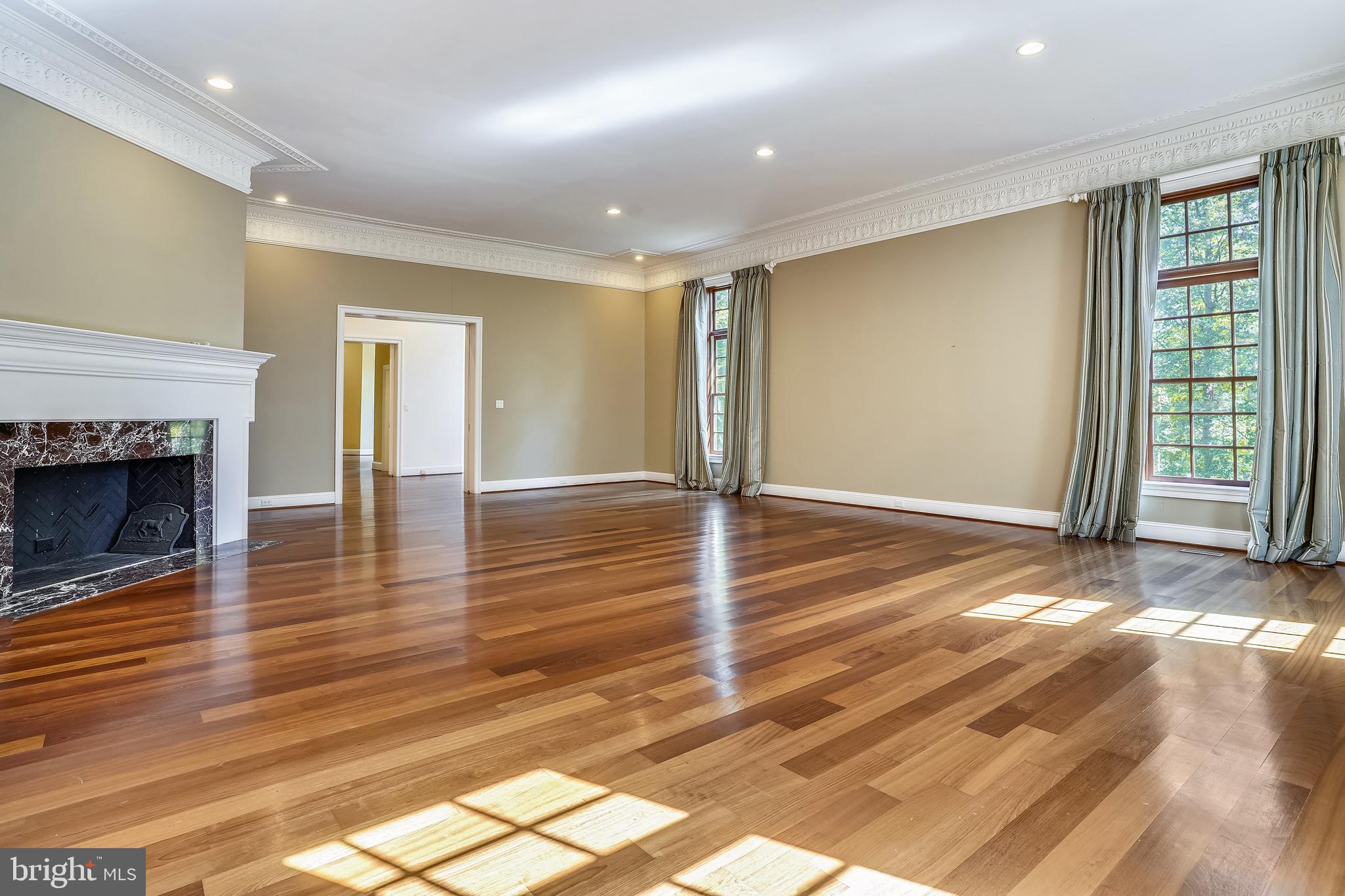 TWIN LAKES - Residential