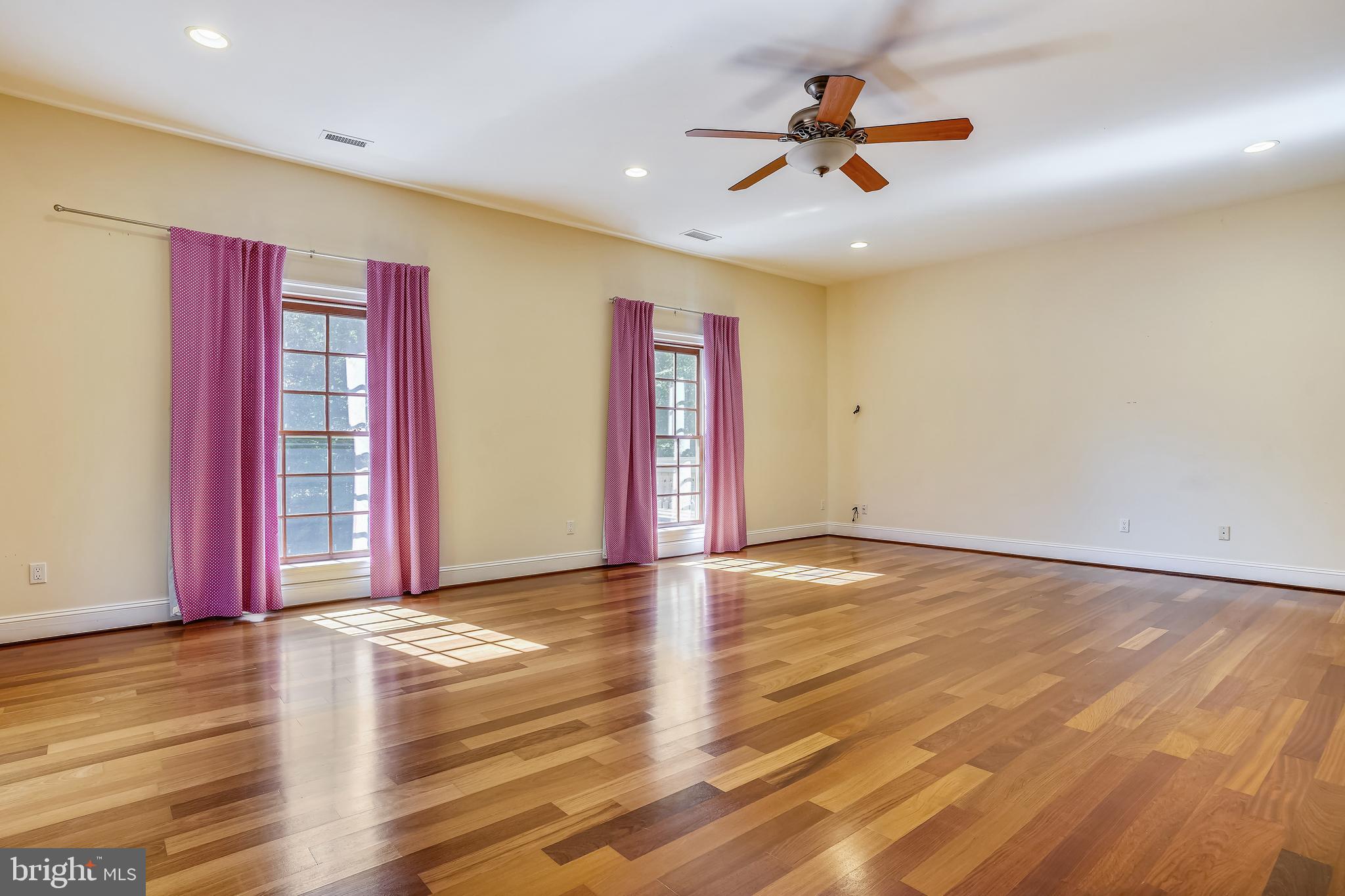 TWIN LAKES - Residential