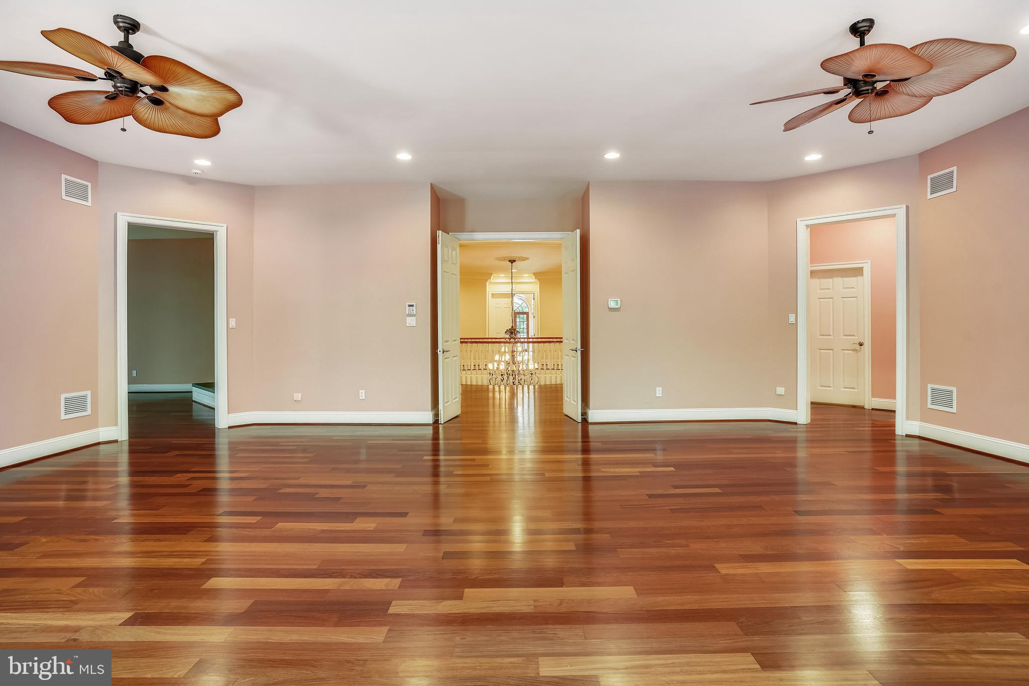 TWIN LAKES - Residential