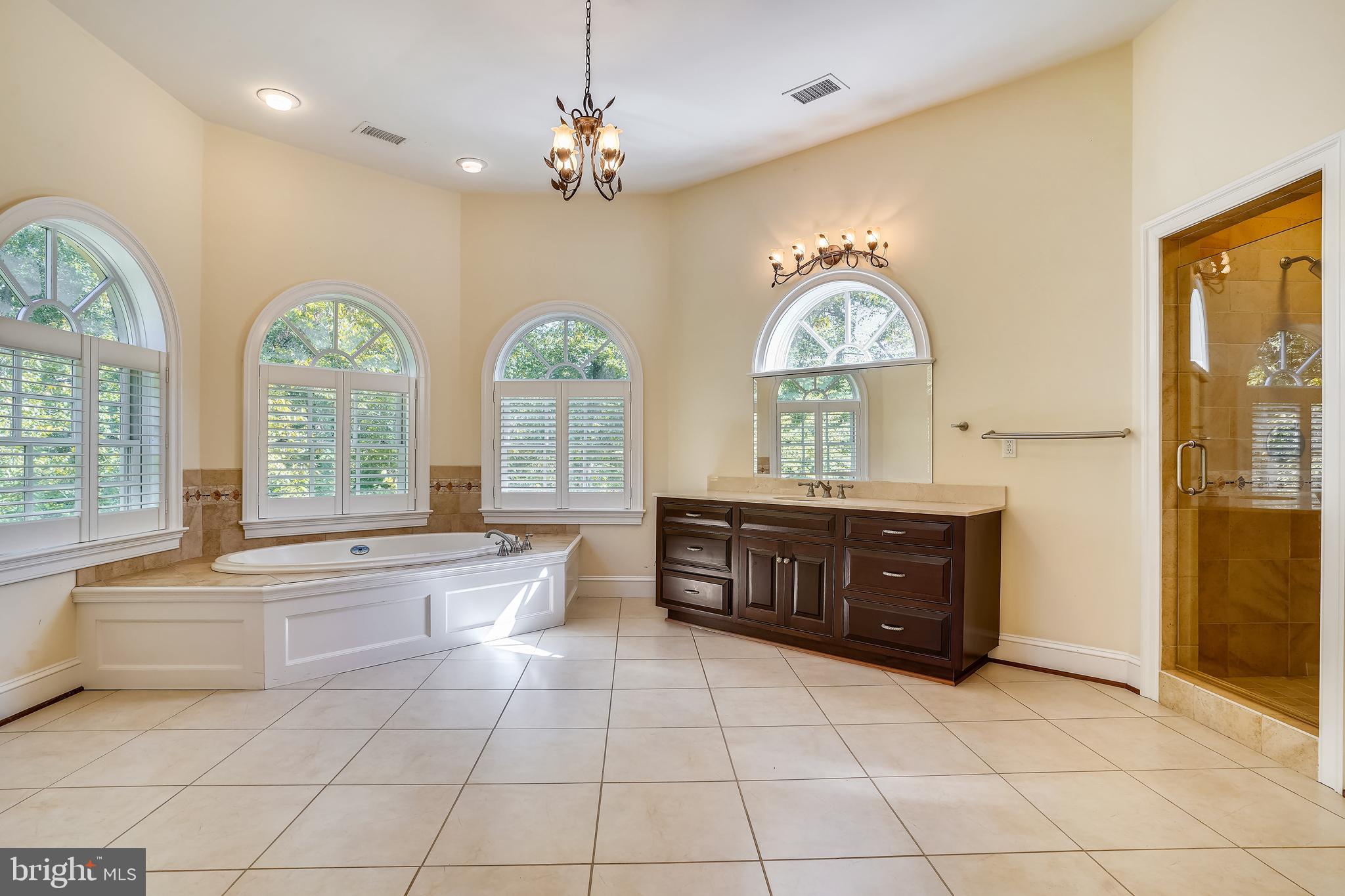 TWIN LAKES - Residential