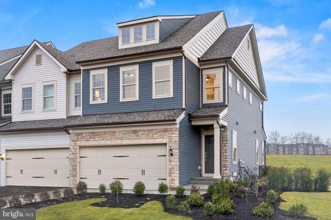 Townhouse For Sale - 124 S Buck Tavern Way #10903<br/> Delaware County, GLEN MILLS, PA 19342