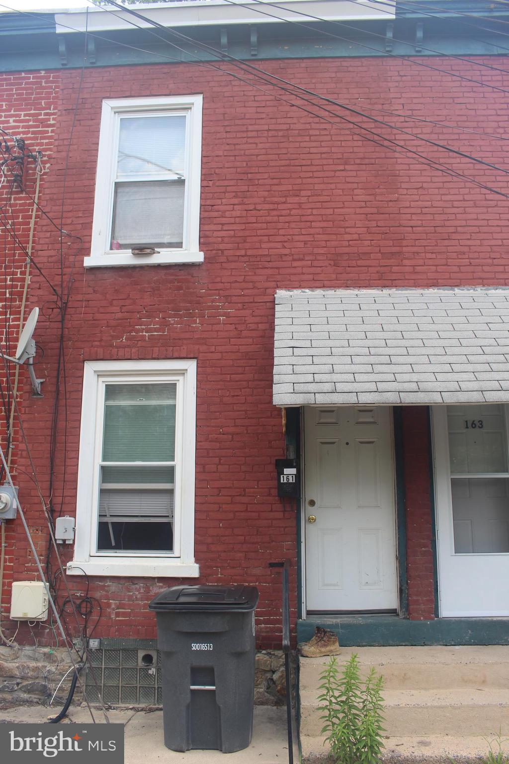 This 2-bedroom, 1-bath home is currently tenant-occupied, offering immediate rental income for investors. With a strong rental history and location in a high-demand area, this property is a smart addition to any portfolio.
The interior was updated within the last 4 years and includes relatively new appliances and hot water heater. While some additional updates may be desired, the home is being sold as-is, providing a value-add opportunity.
Enjoy a private backyard space perfect for relaxing or entertaining. Situated directly across from the site of a future train station, the location offers excellent long-term growth potential.
Don’t miss this chance to invest in a desirable neighborhood with solid upside!
Listing agent is also owner/landlord
