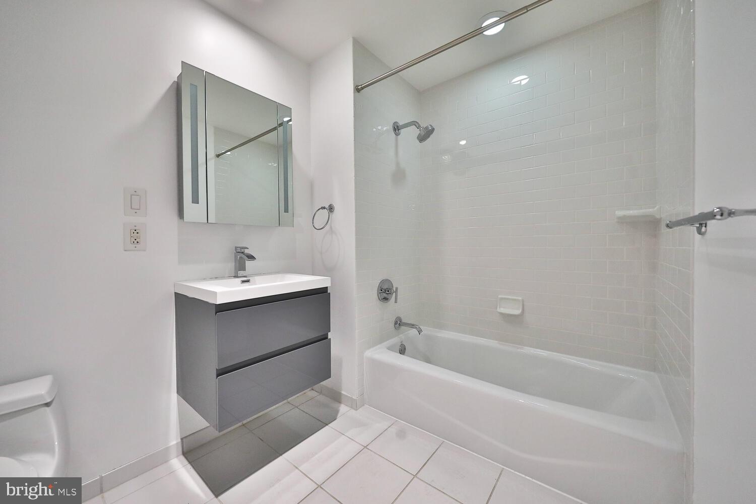 AVENUE OF THE ARTS - Residential Lease