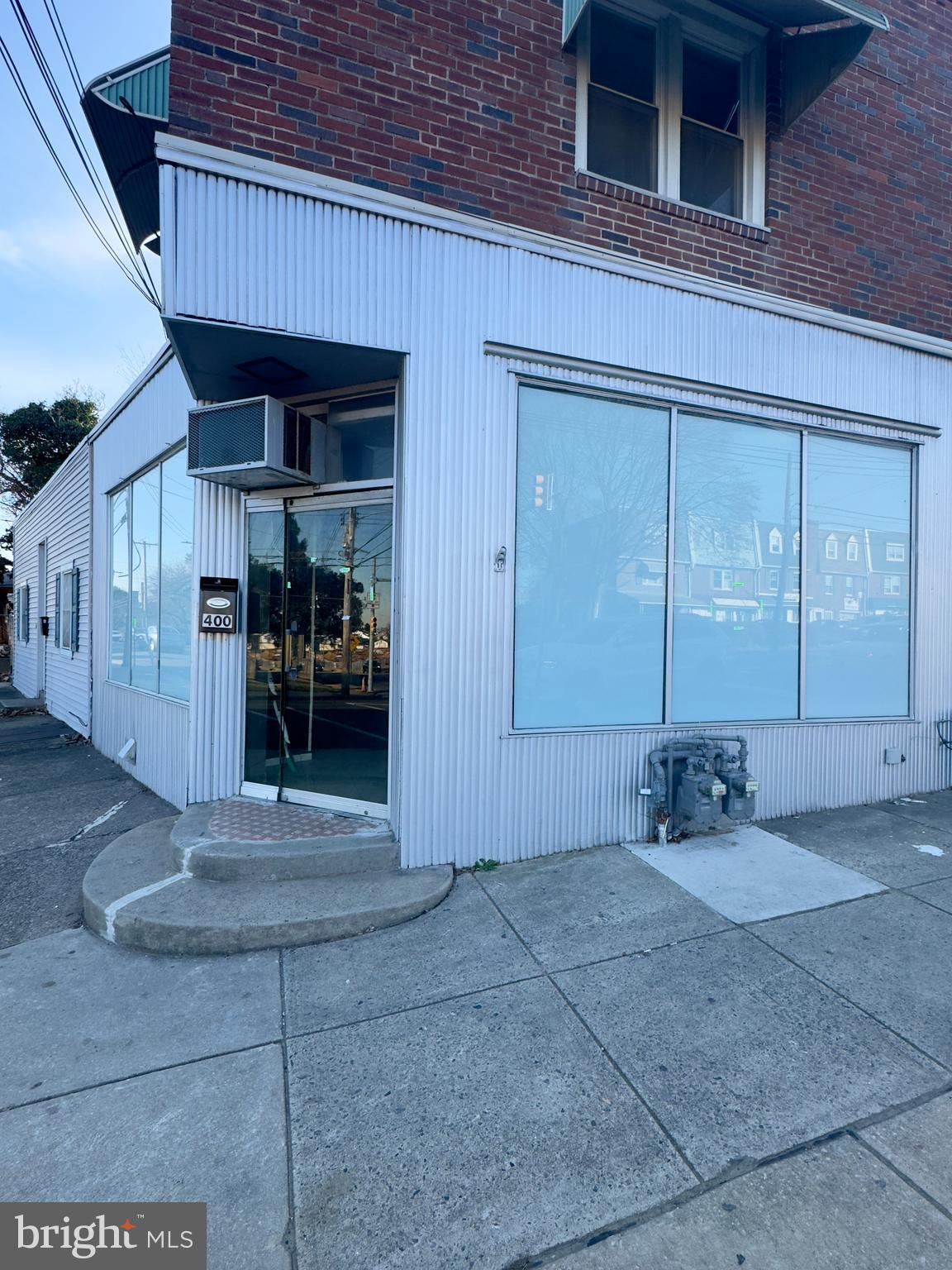 ✨ PRIME COMMERCIAL SPACE – ONLY $1,100/Month! ✨
🏢 400 N Springfield Rd, Clifton Heights
📍 High-Traffic Corner Location
💼 Perfect for a Hair or Nail Salon!
🚀 Looking for the perfect spot to grow your business? This large commercial space on a busy corner of North Springfield Rd is ready for you!
✅ Open Floor Plan – Spacious layout with endless possibilities for your business setup
✅ Ample Power Supply – Plenty of electrical sockets lining the walls for easy access
✅ Tons of Storage – Multiple storage rooms PLUS access to a large basement for extra storage
✅ Convenient Amenities – Private bathroom located at the rear of the space
✅ High-Visibility Location – Benefit from excellent foot traffic and exposure in the heart of Clifton Heights
💇♀️💅 Ideal for a hair or nail salon, but the possibilities are endless!
💰 Available for ONLY $1,100/Month!
📲 Don’t miss this opportunity – schedule a showing today! 👀