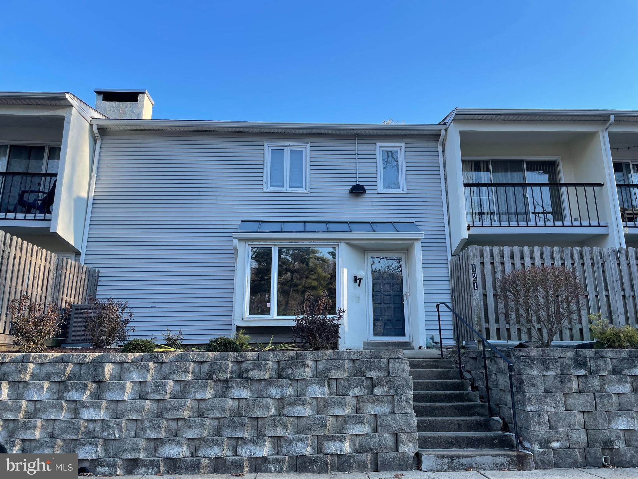 121 E CHELSEA CIRCLE