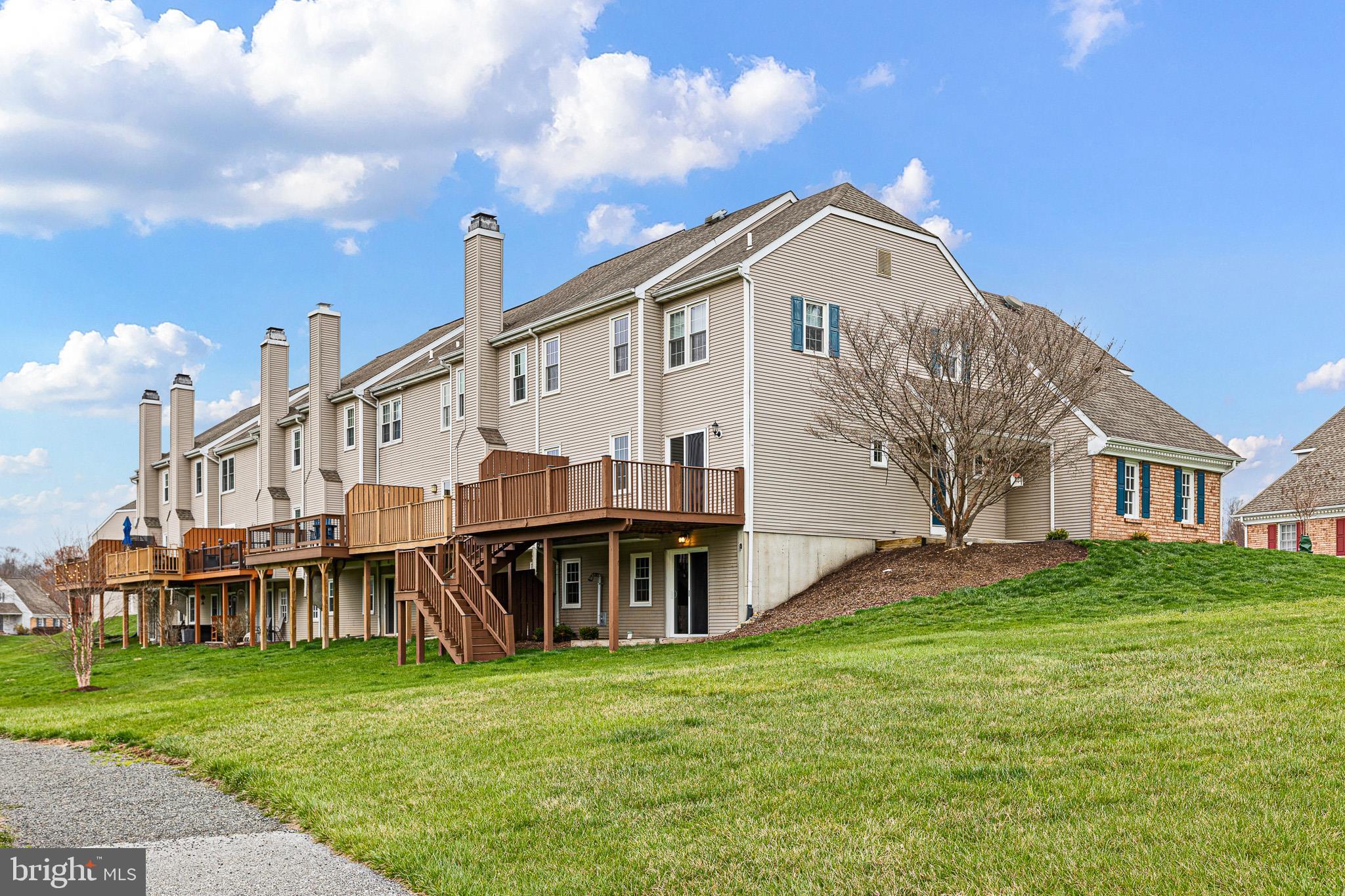 TWIN HILLS - Residential