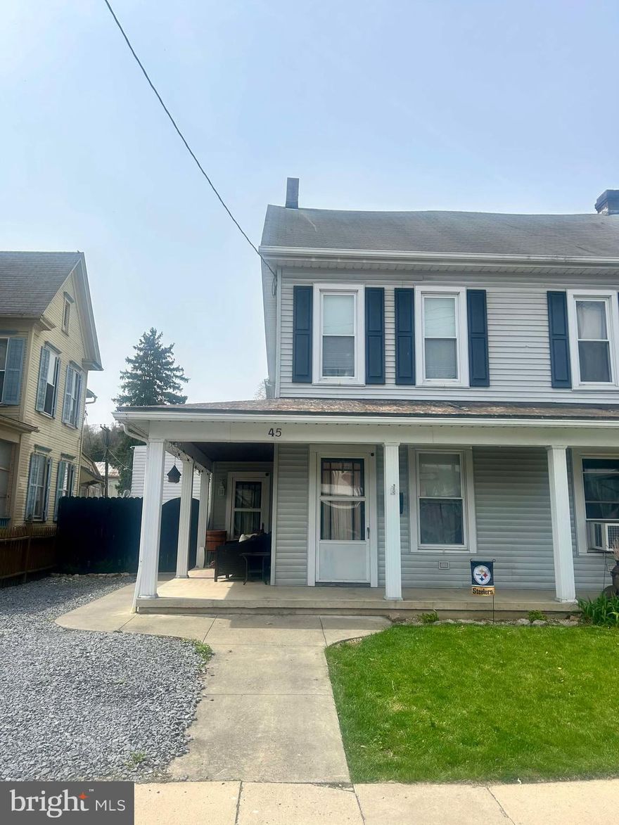 Charming Remodeled Half-Duplex for Sale!
Discover this beautifully updated half-duplex, featuring 3 spacious bedrooms and 1 full bath. The home boasts a modern, remodeled interior with a stylish kitchen on the main floor. Enjoy the convenience of main floor laundry and a fenced-in side yard offering plenty of privacy. Vinyl siding and raised panel shutters. Don’t miss out on this move-in-ready gem!